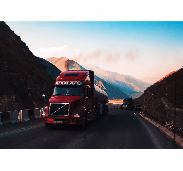 Fotomurale veicoli camion rosso in autostrada - TenStickers