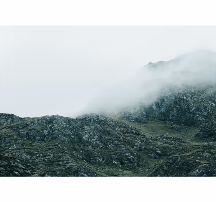 Fotomurale montagna viste nella nebbia fitta - TenStickers