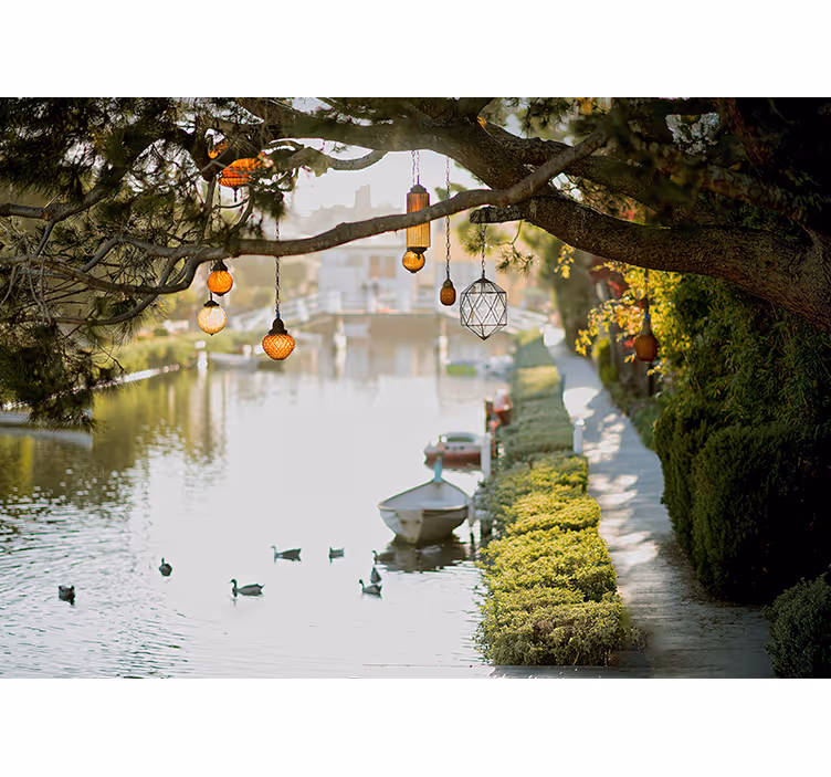 Fotomurale paesaggi lanterne su un canale nascosto - TenStickers