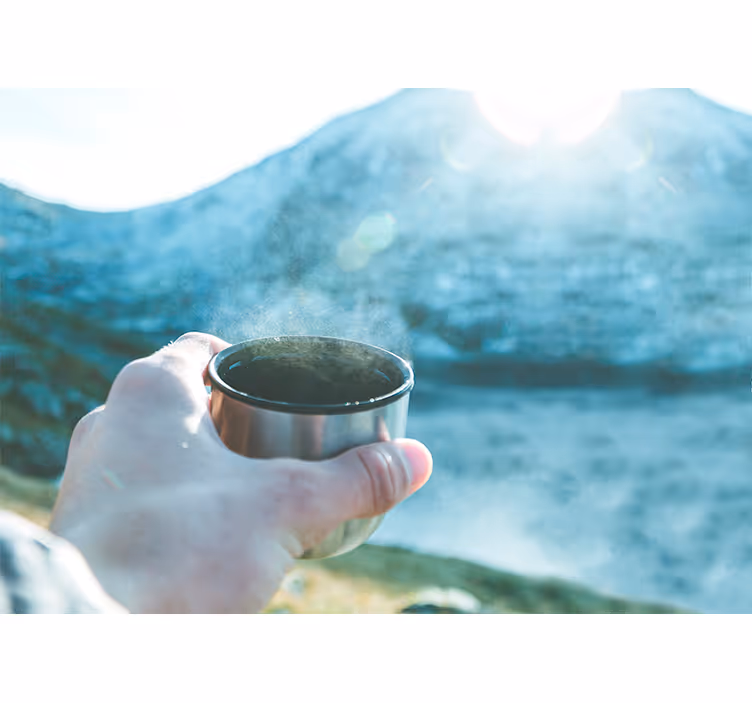 Fotomurali persone mano che tiene una bevanda - TenStickers