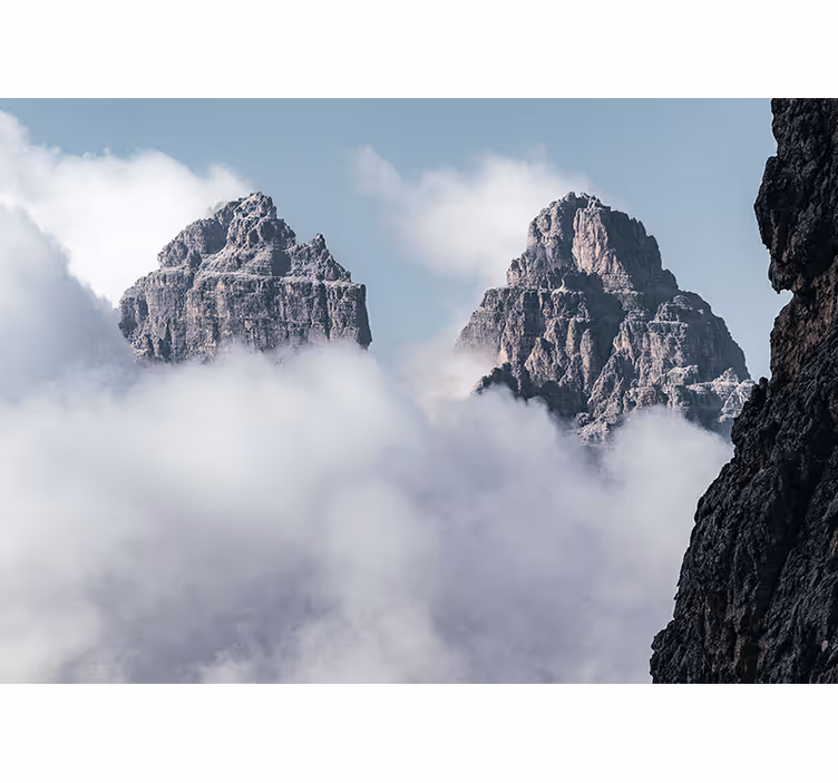 Fotomurale montagna vette maestose tra le nuvole - TenStickers
