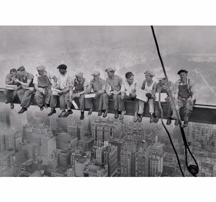 Fotomurale vintage Uomini in cima al grattacielo - TenStickers