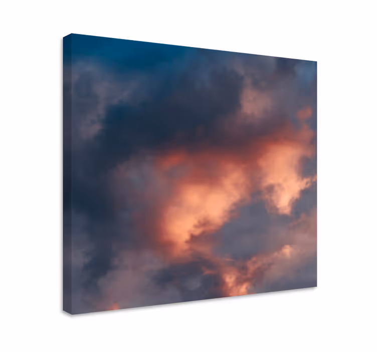 Dipinto di paesaggio con nuvole drammatiche - TenStickers