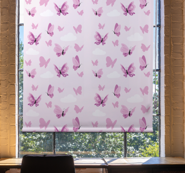 Tenda a rullo farfalle rosa svolazzante e nuvole - TenStickers