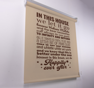 Tenda a rullo frasi In questa casa lo lasciamo andare - TenStickers