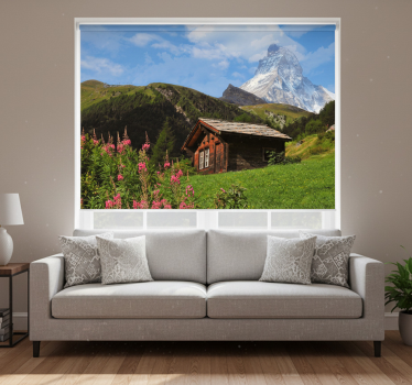 Tenda a rullo soggiorno campo verde con casetta e montagna - TenStickers