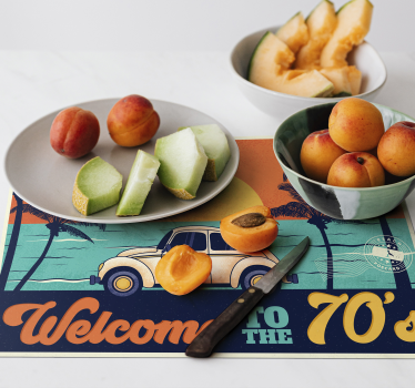 Tovaglietta americana elegante scena di spiaggia anni 70 - TenStickers