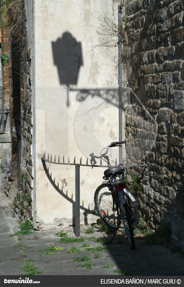 Poster di paesaggi vinile ombra lampione e bicicletta - TenStickers