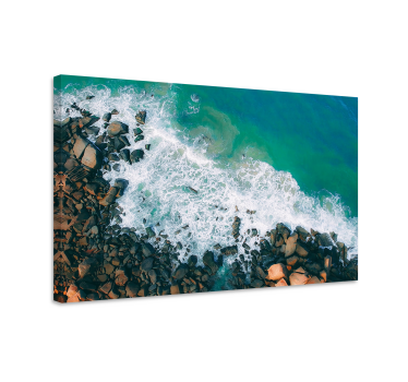 Dipinto con marinaio onde oceaniche che incontrano rocce - TenStickers