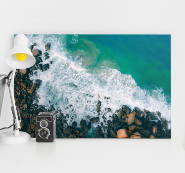 Dipinto con marinaio onde oceaniche che incontrano rocce - TenStickers