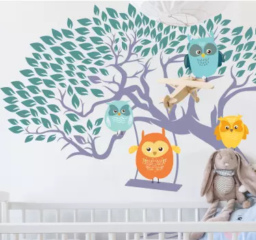 Adesivo cameretta neonato gufi sull'albero che giocano - TenStickers
