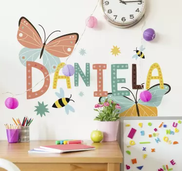 Adesivo cameretta neonato farfalle con nome personalizzato - TenStickers