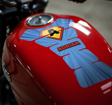 Adesivo per moto iniziale supereroe personalizzata - TenStickers