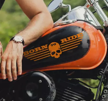 Adesivo moto nato per cavalcare il teschio - TenStickers
